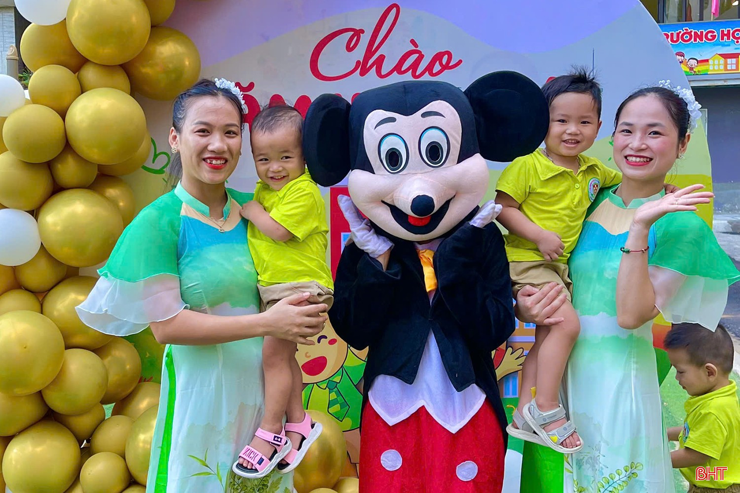 Các bạn nhỏ bắt đầu năm học mới với nhiều niềm vui. Các bạn nhỏ bắt đầu năm học mới với nhiều niềm vui.
