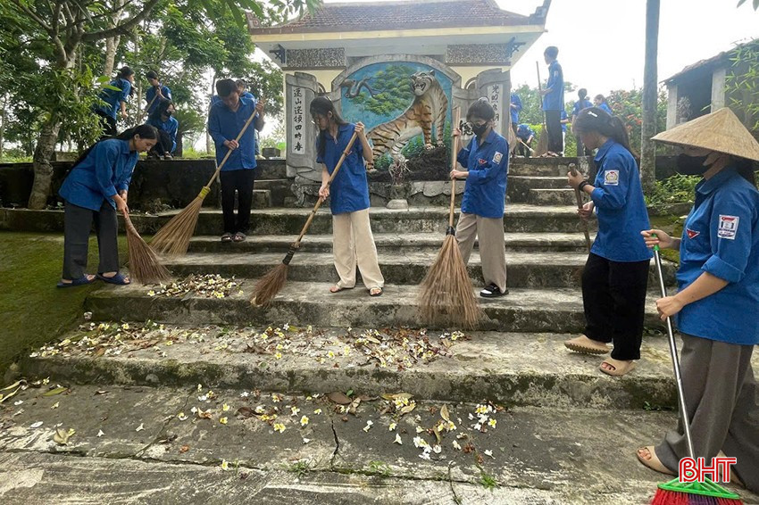 Tuổi trẻ huyện Vũ Quang ra quân vệ sinh môi trường tại các di tích lịch sử trên địa bàn. bqbht_br_avq.jpg
