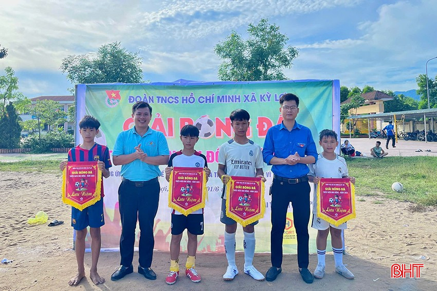 ...và tổ chức giải bóng đá thiếu niên nhi đồng nhân ngày Quốc tế Thiếu nhi 1/6 tại xã Kỳ Lợi. bqbht_br_atxka2.jpg