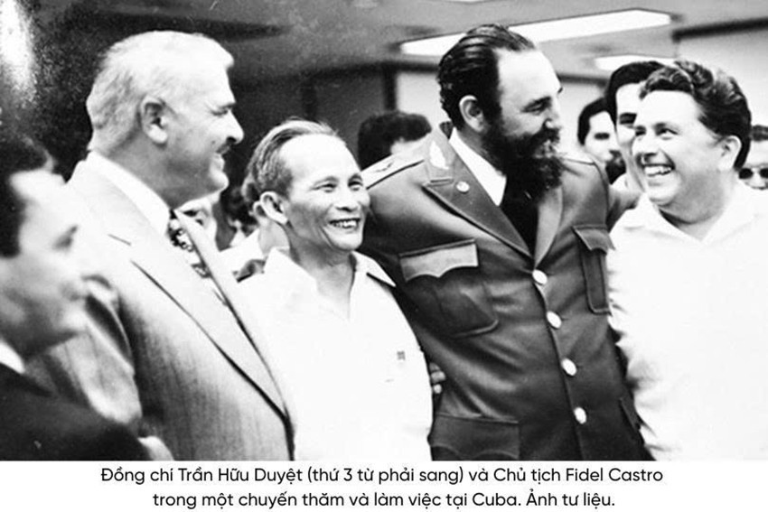 Đồng chí phụ trách mặt trận nào sau khi được bổ nhiệm làm Khu ủy viên Liên khu IV?