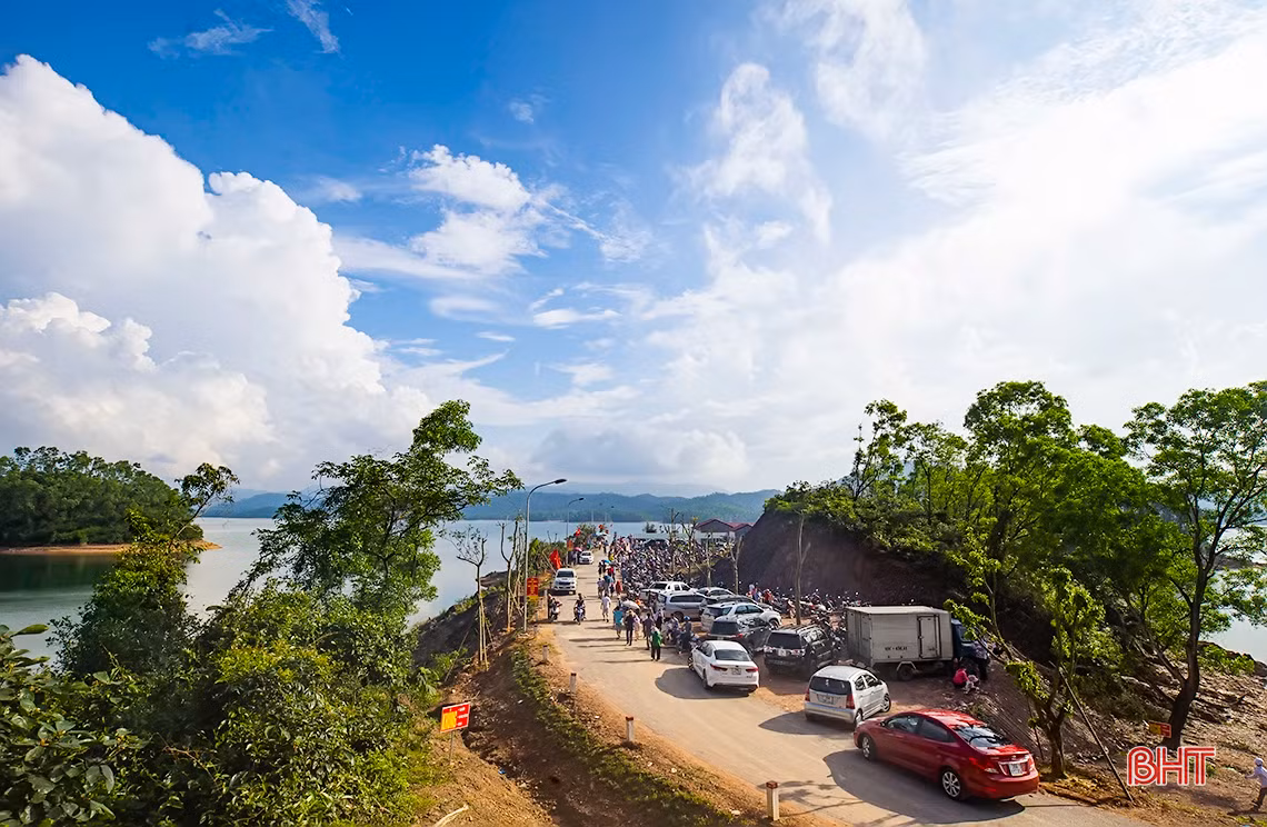 ngay cuoi ky nghi ho ke go van chua ngot khach