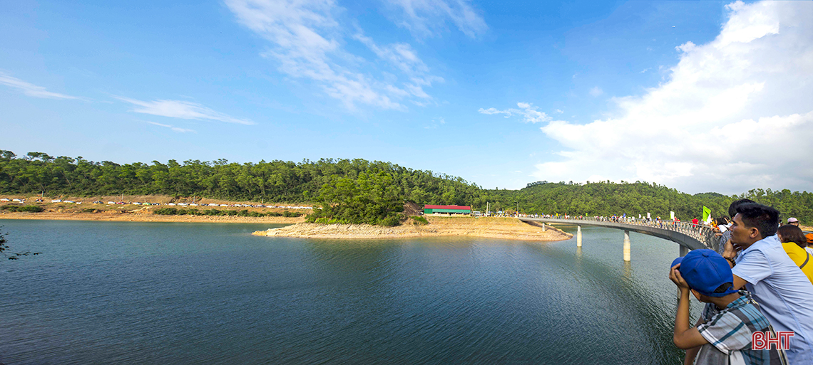 ngay cuoi ky nghi ho ke go van chua ngot khach