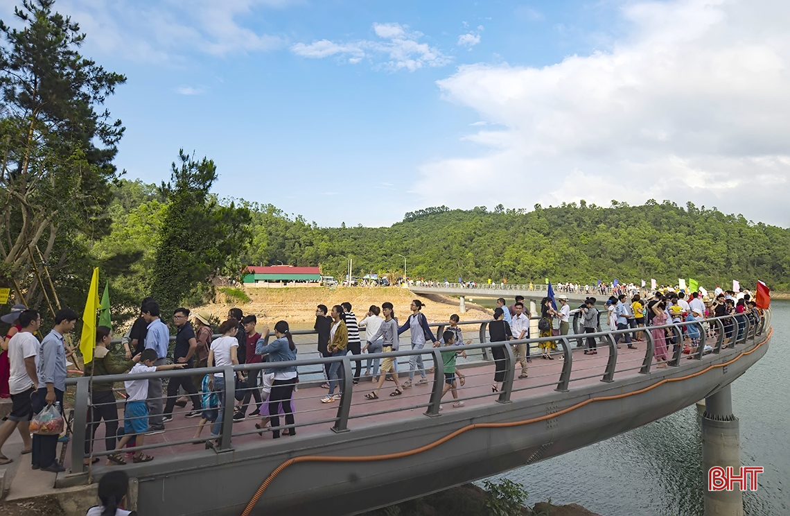 ngay cuoi ky nghi ho ke go van chua ngot khach