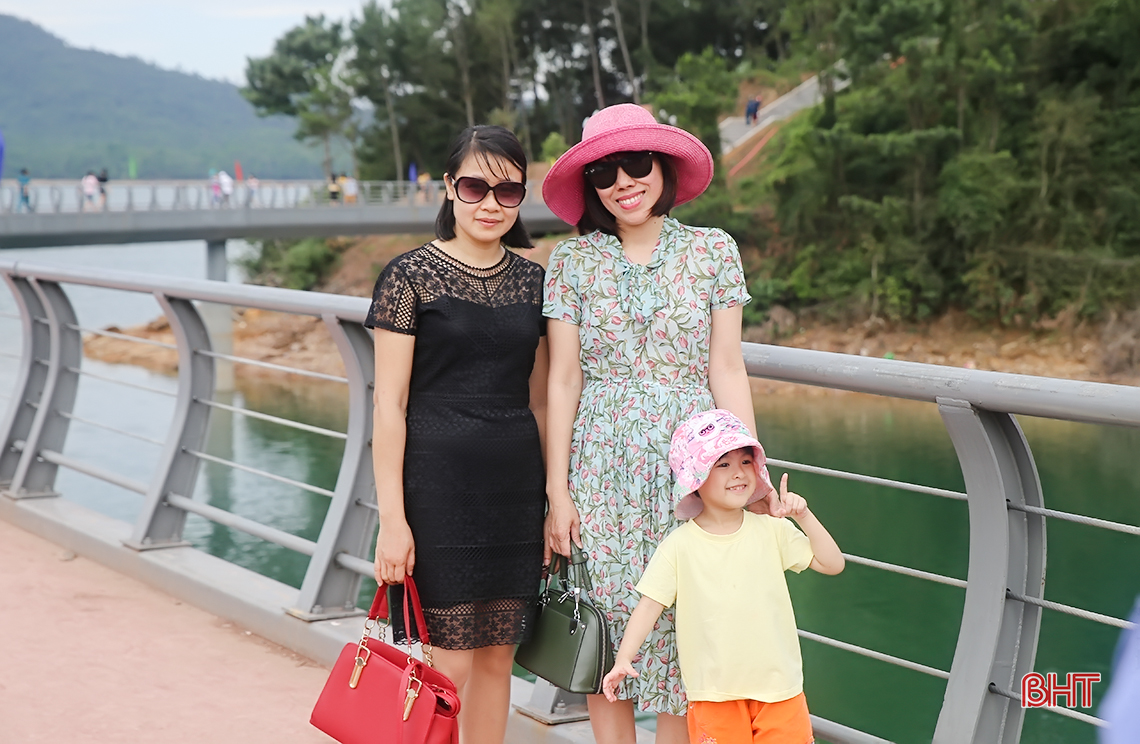 ngay cuoi ky nghi ho ke go van chua ngot khach