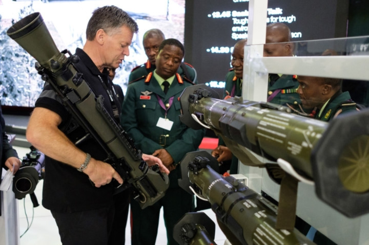 photo dan vu khi toi tan nhat tai trien lam quan su tam co the gioi