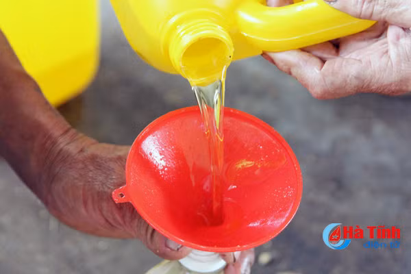 bat an thuc pham cong nghiep dan lang thuy khoi phuc nghe ep dau lac