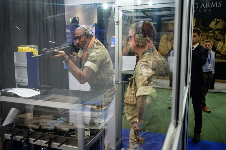 photo dan vu khi toi tan nhat tai trien lam quan su tam co the gioi