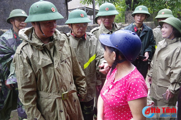 Thiếu tướng Trương Đức Nghĩa, Cục trưởng Cục Cứu hộ - Cứu nạn Bộ Quốc phòng và lãnh đạo Bộ Tư lệnh Quân khu 4 đã trực tiếp đến Cẩm Xuyên, thị xã Kỳ Anh kiểm tra công tác ứng cứu nhân dân. Kiểm tra trực tiếp tại các xã Cẩm Nhượng, huyện Cẩm Xuyên, và một số địa điểm trên địa bàn thị xã Kỳ Anh, Thiếu tướng Trương Đức Nghĩa đánh giá cao công tác chuẩn bị, ứng cứu, di dời dân; yêu cầu các lực lượng có sự phối hợp xử lý khi có tình huống, bảo đảm người dân không bị đói rét, đặc biệt sau khi bão đi qua; nắm bắt thông tin kịp thời, tham mưu cho cấp ủy, chính quyền khắc phục hậu quả. pho thu tuong trinh dinh dung tap trung giup dan khac phuc hau qua mua bao
