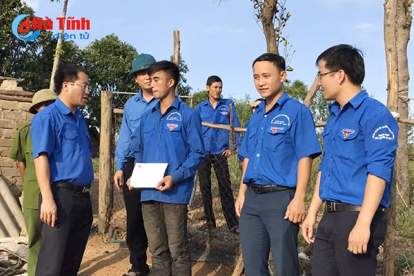 tinh doan ha tinh trao ho tro 11 gia dinh thiet hai nang do bao