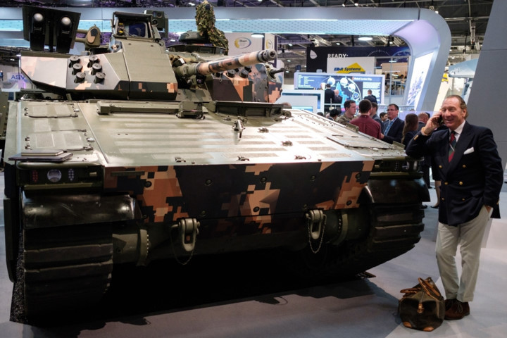 photo dan vu khi toi tan nhat tai trien lam quan su tam co the gioi