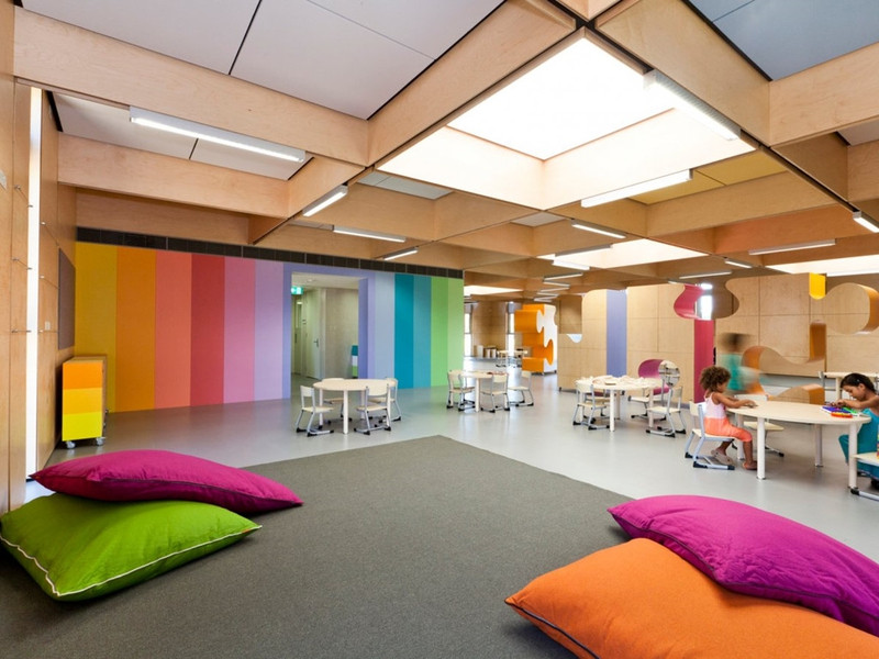Trường cộng đồng John Septimus Roe Anglican tại Australia được thiết kế với cửa sổ ở mái và màu sắc rực rỡ. Nhà trẻ này thu hút cả những đứa trẻ nhút nhát nhất. nha tre o dong nai lot top nhung truong mau giao dep nhat the gioi
