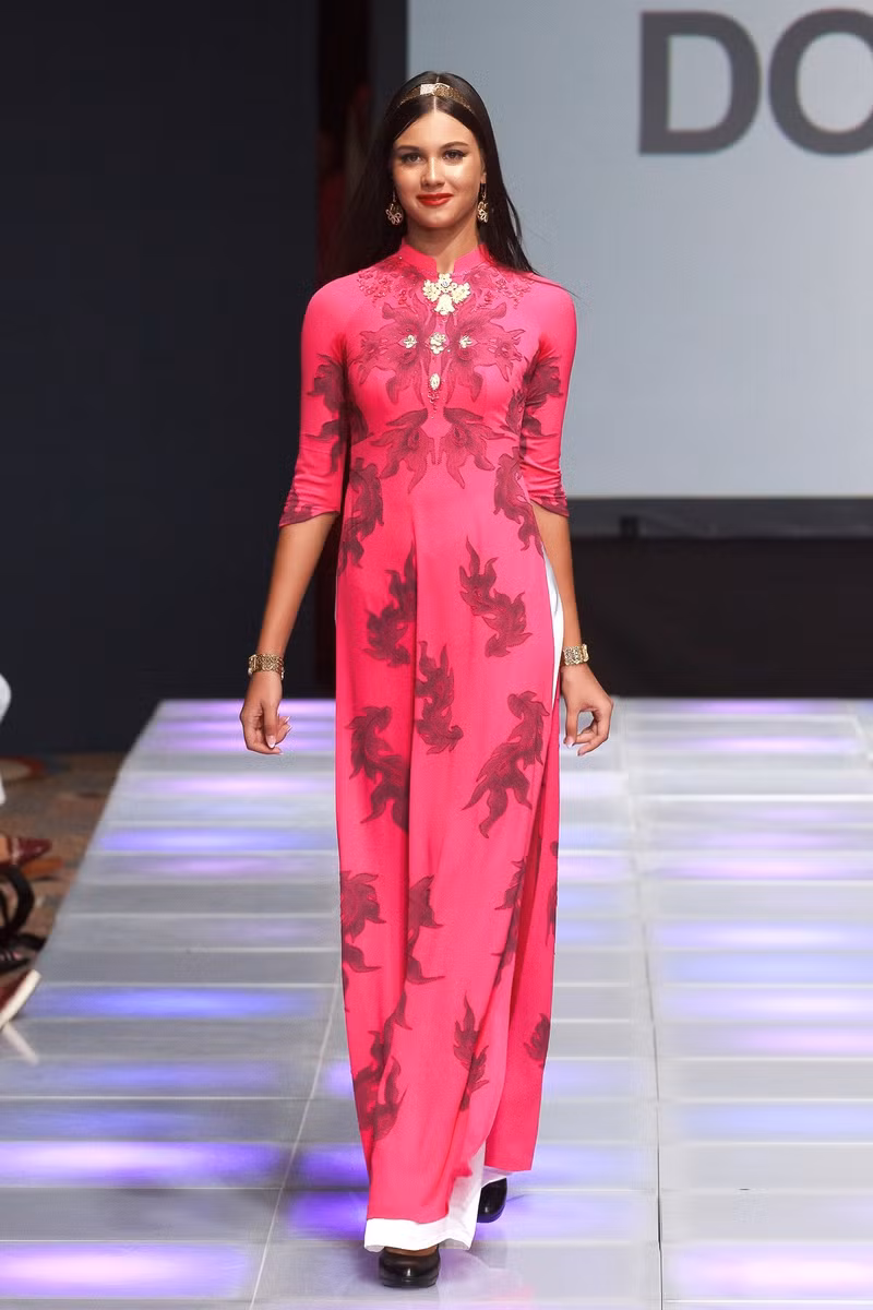 ao dai dat vang viet gay an tuong tai new york couture fashion week