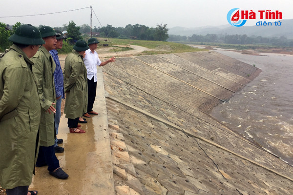 lanh dao ha tinh kiem tra cong tac phong chong con bao so 10