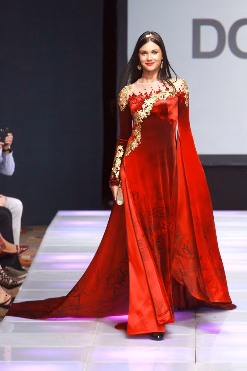 ao dai dat vang viet gay an tuong tai new york couture fashion week
