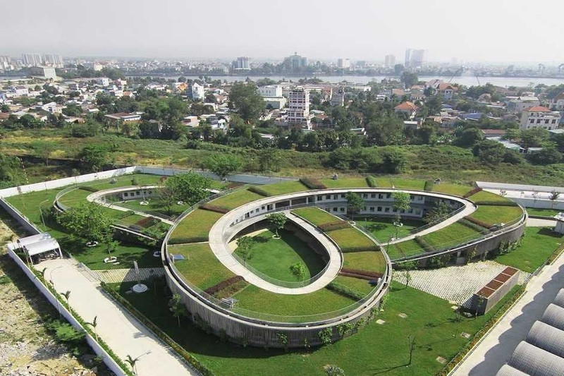Nhà trẻ Farming Kindergarten là một trong những công trình mới tốt nhất thế giới, do ArchDaily (website chuyên về kiến trúc uy tín hàng đầu thế giới) công nhận. Ngôi trường ở Đồng Nai này có diện tích 3.800 m2, được thiết kế để trẻ có những trải nghiệm về nông nghiệp. nha tre o dong nai lot top nhung truong mau giao dep nhat the gioi