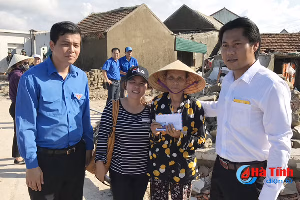 tinh doan ha tinh trao ho tro 11 gia dinh thiet hai nang do bao