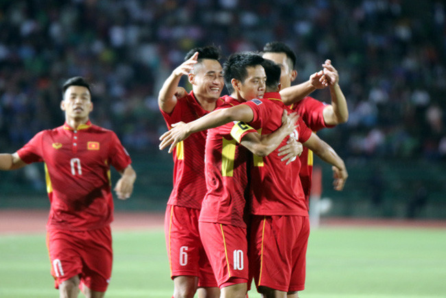 dt viet nam vuot qua thai lan tren bang xep hang fifa thang 9
