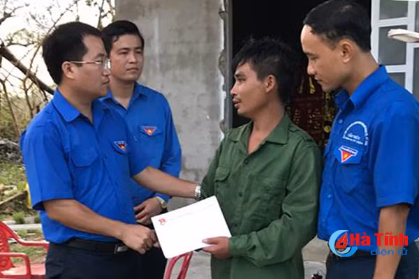 tinh doan ha tinh trao ho tro 11 gia dinh thiet hai nang do bao