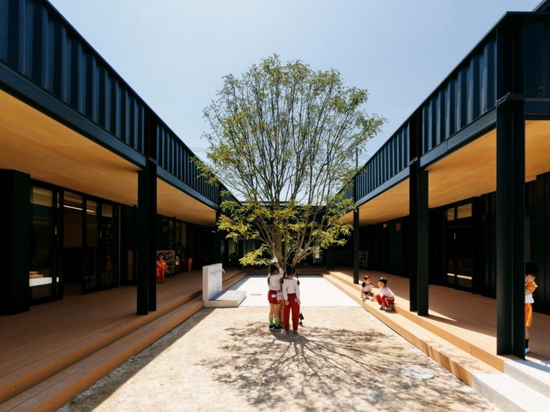 Tọa lạc tại thành phố Saitama (Nhật Bản), trường OA Kindergarten được xây hoàn toàn bằng các container để tránh động đất. nha tre o dong nai lot top nhung truong mau giao dep nhat the gioi