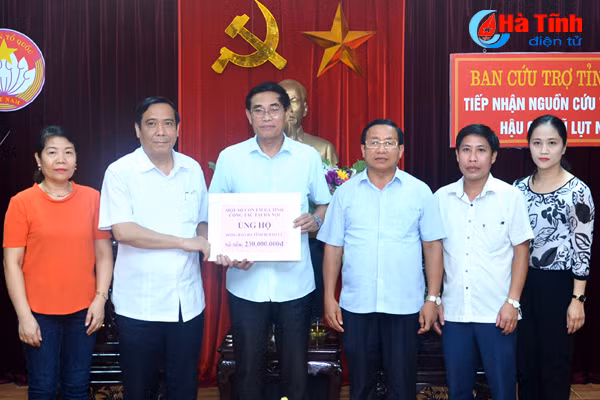 ha tinh tiep nhan ung ho cua con em que huong dang cong tac tai ha noi