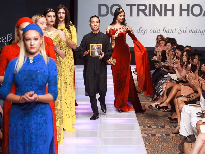 ao dai dat vang viet gay an tuong tai new york couture fashion week