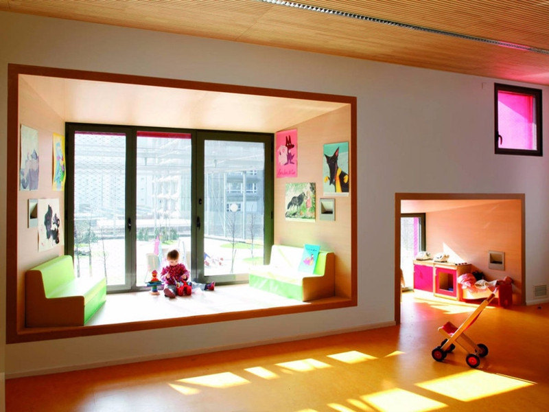 Không chỉ gây ấn tượng với màu hồng bên ngoài, trường mầm non Olympiads tại thủ đô Paris (Pháp) đặc biệt với những góc chơi vô cùng ấm cúng. Tại đây, trẻ có thể tắm nắng trong lúc chơi đồ chơi. nha tre o dong nai lot top nhung truong mau giao dep nhat the gioi