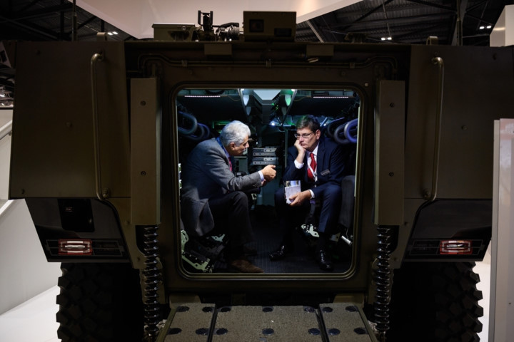 photo dan vu khi toi tan nhat tai trien lam quan su tam co the gioi