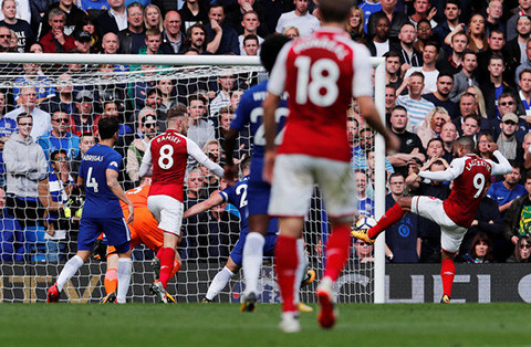 david luiz nhan the do arsenal het dop toan thua chelsea o stamford bridge