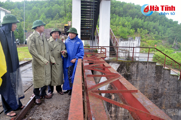 lanh dao ha tinh kiem tra cong tac phong chong con bao so 10