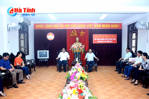 ha tinh tiep nhan ung ho cua con em que huong dang cong tac tai ha noi