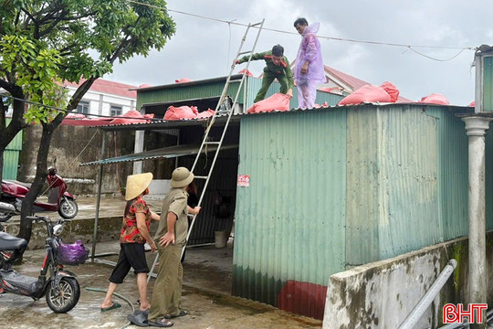 Công an Hà Tĩnh sát cánh cùng người dân ứng phó bão số 10