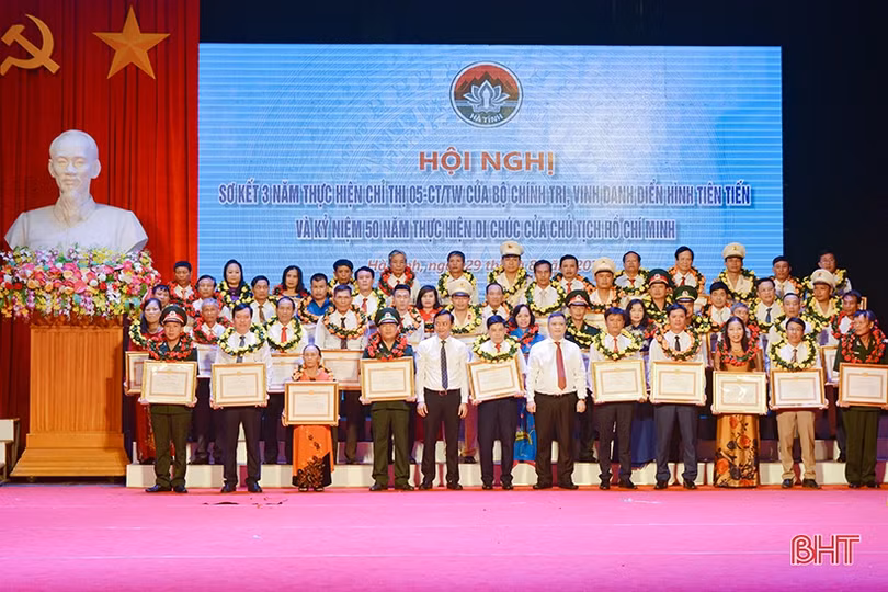 Hà Tĩnh sơ kết 3 năm thực hiện Chỉ thị 05-CT/TW và vinh danh điển hình học tập và làm theo Bác