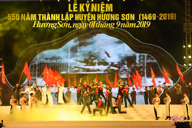 Long trọng lễ kỷ niệm 550 năm thành lập huyện Hương Sơn