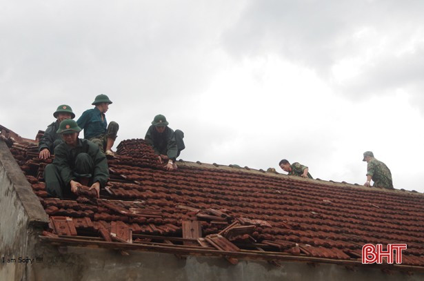 LLVT Hà Tĩnh huy động gần 150 CBCS giúp dân khắc phục hậu quả lốc xoáy