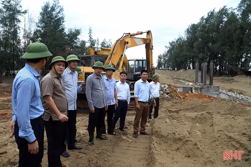 Chủ tịch UBND tỉnh Hà Tĩnh Trần Tiến Hưng kiểm tra công tác ứng phó bão số 4 tại các địa phương