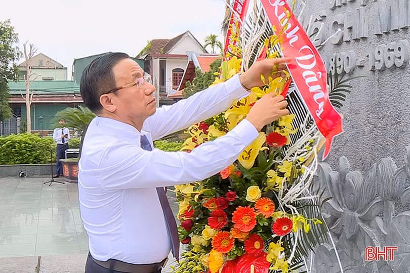 Lãnh đạo Hà Tĩnh dâng hương nhân kỷ niệm 50 năm thực hiện Di chúc Chủ tịch Hồ Chí Minh