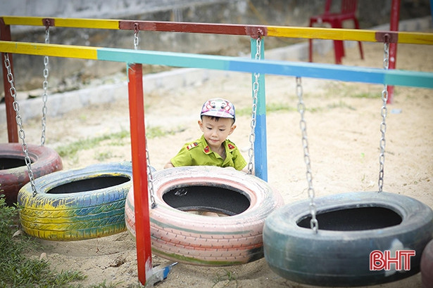 Sân chơi tái chế từ lốp xe cũ của trẻ em vùng núi Hương Sơn