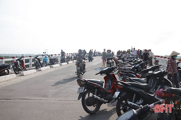 Nam sinh bỏ lại cặp sách, tư trang rồi nhảy cầu Thạch Đồng tự tử
