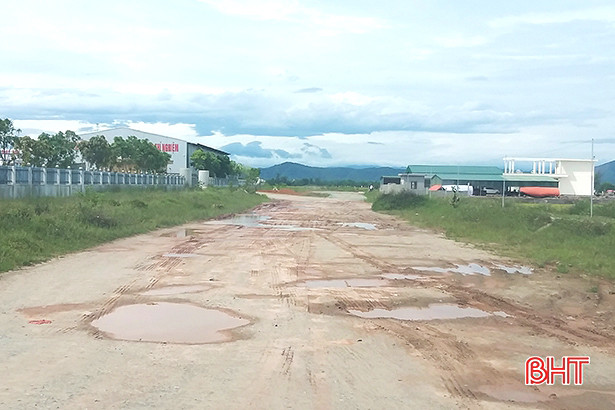 Đường xương sống của Cụm công nghiệp Bắc Cẩm Xuyên bị xuống cấp