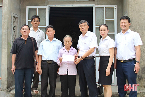 Điện lực Hà Tĩnh tặng quà gia đình các nạn nhân chất độc da cam