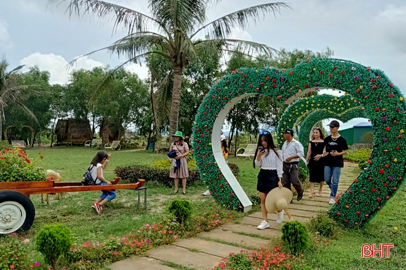 Du lịch Hà Tĩnh vẫn “hút” khách dù thời tiết bất thuận