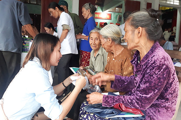 Formosa Hà Tĩnh hỗ trợ cấp, phát thuốc miễn phí cho gần 200 người dân Kỳ Thịnh