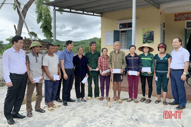 MTTQ Hà Tĩnh trao 132 triệu đồng hỗ trợ người dân thiệt hại do bão