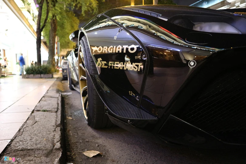 Cận cảnh siêu xe Ferrari 488 GTB độ Liberty Walk độc nhất Việt Nam