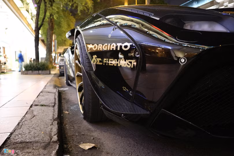 Cận cảnh siêu xe Ferrari 488 GTB độ Liberty Walk độc nhất Việt Nam