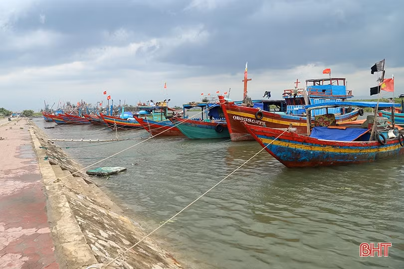 Chủ tịch UBND tỉnh Hà Tĩnh Trần Tiến Hưng kiểm tra công tác ứng phó bão số 4 tại các địa phương