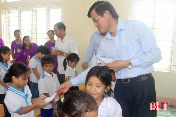 Lãnh đạo Hà Tĩnh và Tạp chí Cộng sản tặng quà học sinh nghèo Vũ Quang