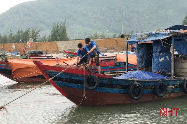 Đoàn viên thanh niên Hà Tĩnh “tiếp sức” chống bão