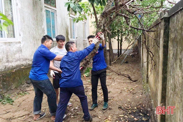 Đoàn viên thanh niên Hà Tĩnh “tiếp sức” chống bão