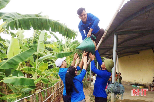 Đoàn viên thanh niên Hà Tĩnh “tiếp sức” chống bão